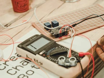 DGUV V3 Prüfung: Wer ist verantwortlich – Arbeitgeber oder Mitarbeiter?