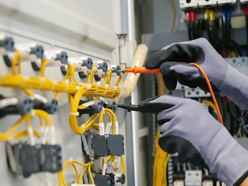 Welche Checklisten helfen bei der Prüfung elektrischer Anlagen?