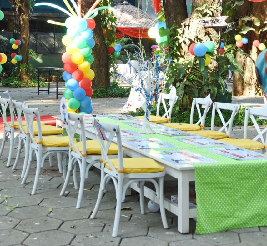 Ihre Event-Lösung: Premium-Tische und Stühle für Messen und Feiern