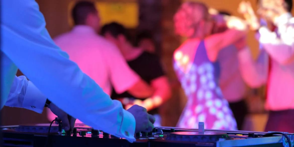 Erstellen Sie unvergessliche Beats für Ihren Hochzeitstag