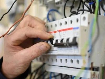 Welche Checklisten helfen bei der Prüfung elektrischer Anlagen?