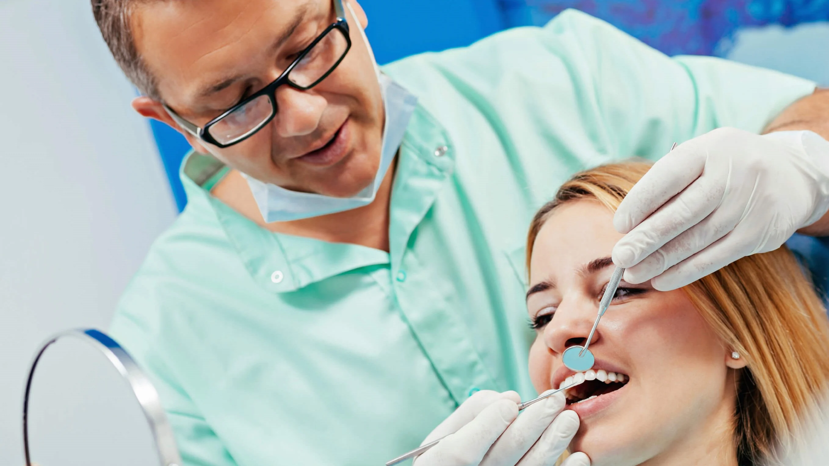 Invisalign Behandlung: Wie die transparente Zahnschiene Ihre Zahnkorrektur verändert