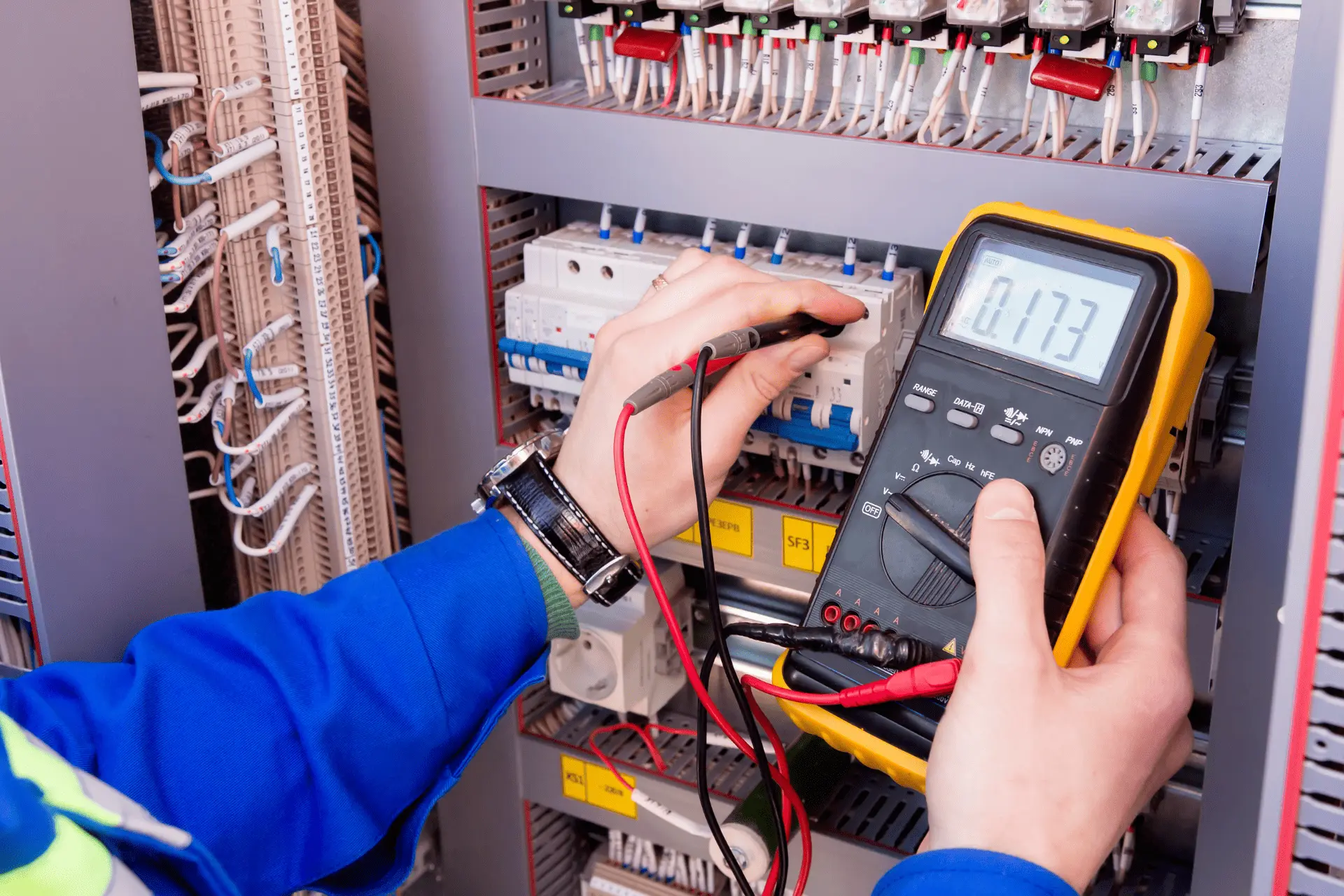 Wer darf die Prüfung ortsveränderlicher elektrischer Betriebsmittel durchführen?